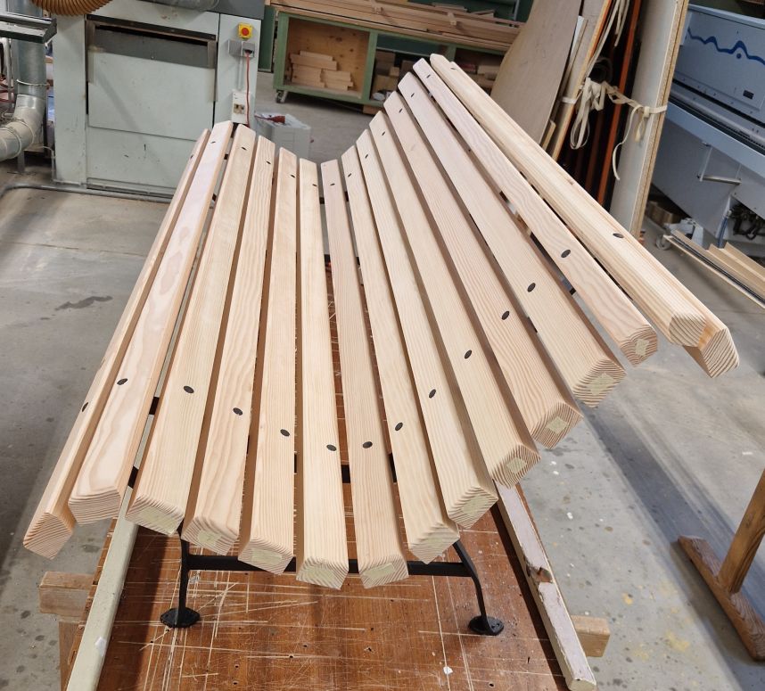 Eine Sitzbank bestehend aus mehreren einzelnen Holzbalken